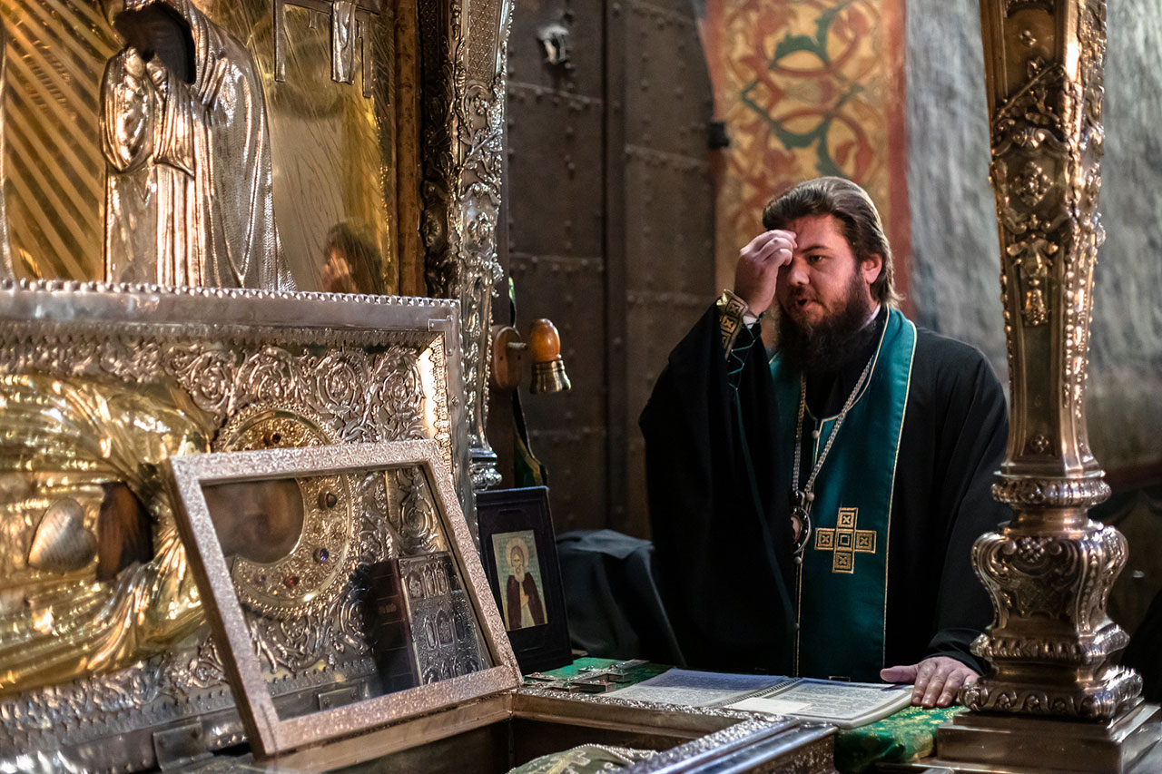 Епископ Фома совершил молебен преподобному Сергию в Троицком соборе