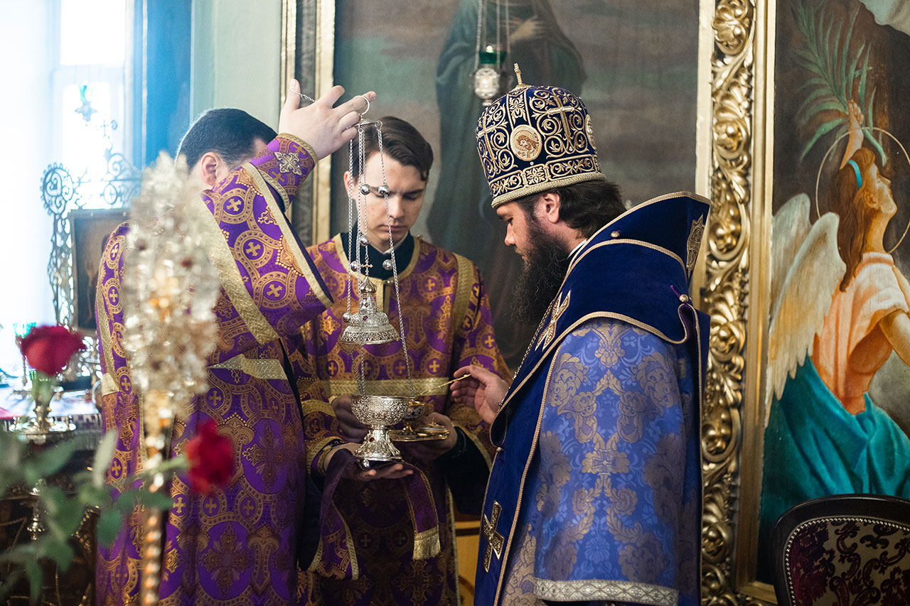 Епископ Фома совершил Литургию в храме Ризоположения на Донской